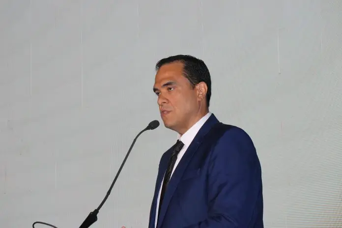 Gustavo Feliciano, ministro do Turismo, discursa durante a abertura.