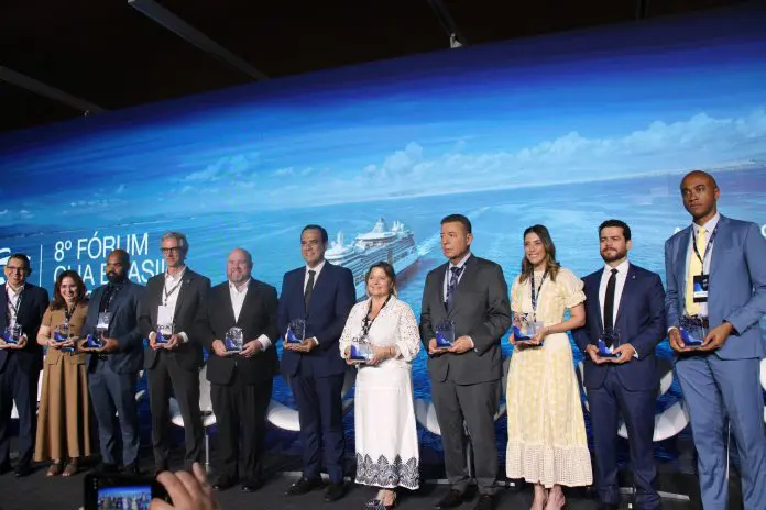 Autoridades presentes na cerimônia de abertura recebem premiação.