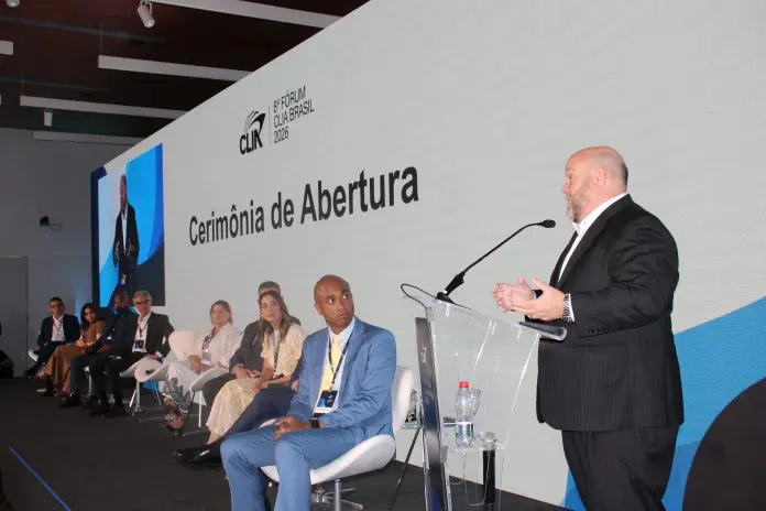 Bud Darr, presidente da Clia Global, discrsa durante a abertura do Fórum Clia Brasil. Crédito: Maurício Herschander/ Brasilturis Bud Darr, presidente da Clia Global, discrsa durante a abertura do Fórum Clia Brasil. Crédito: Maurício Herschander/ Brasilturis