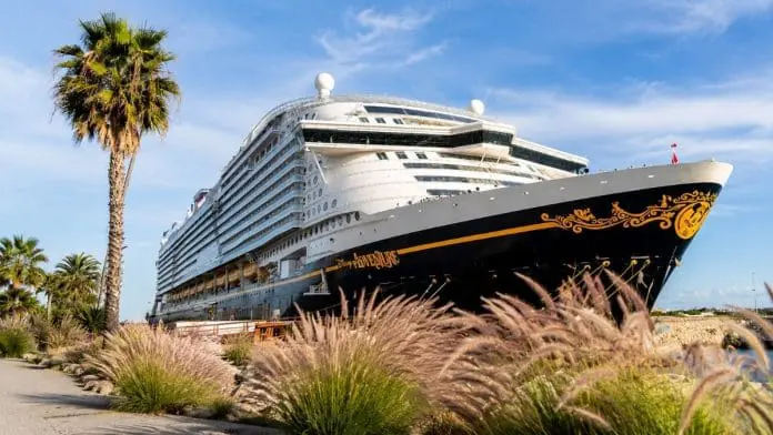 Disney Cruise Line ampliou em 50% sua capacidade após a entrada em operação dos navios Disney Adventure e Disney Destiny. Crédito: Divulgação/Disney Cruise Line