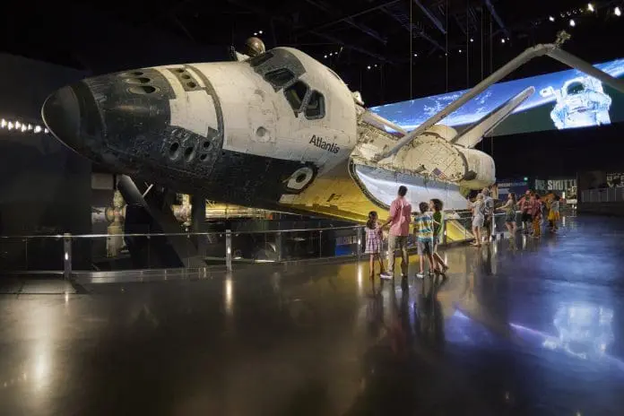 Kennedy Space Center relança promoção com ingresso de adulto ao preço infantil para compras via agências de viagens.