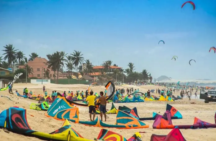Temporada de ventos movimenta destinos do litoral do Ceará e atrai praticantes de kitesurf do Brasil e do exterior. Crédito: Divulgação/Governo do Ceará