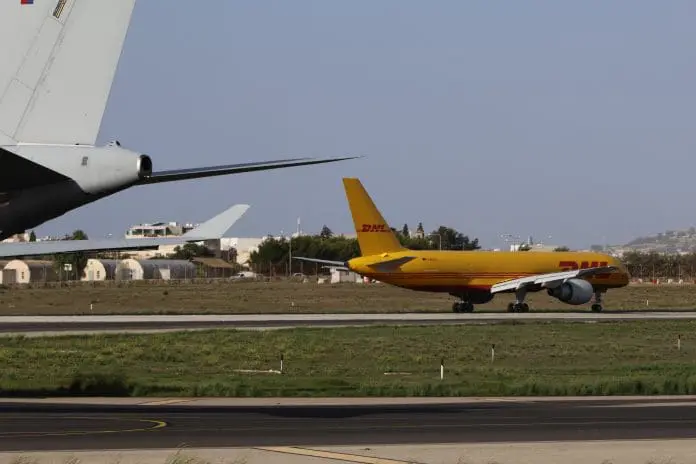 Aeroporto de Leipzig reforçou medidas de segurança após localizar drone com explosivos próximo à pista. Crédito: Drinu Cutajar/pexels