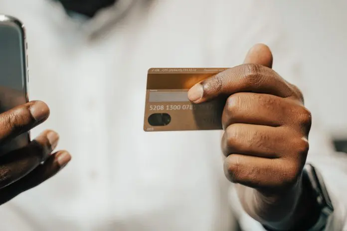 : Parceria entre Smiles e Karta permitirá converter pontos acumulados no cartão em milhas na proporção de 1:1. Crédito: Tima Miroshnichenko/pexels