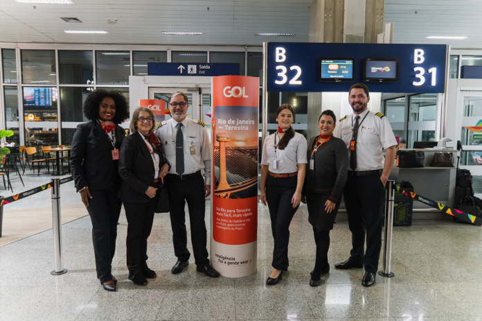 A Gol Linhas Aéreas iniciou, em 10 de agosto, uma nova rota direta entre Teresina (THE) e o Rio de Janeiro (GIG). A operação conta com três frequências semanais e conecta a capital piauiense ao RIOgaleão, principal hub da companhia para suas operações internacionais de longa distância. A nova ligação integra a estratégia de expansão da Gol no Piauí e resulta de uma parceria com o governo estadual. Os voos partem de Teresina às terças, quintas e sábados. No sentido contrário, as operações saem do Rio de Janeiro às segundas, quartas e sextas. “Ao conectarmos Teresina ao Rio, estamos contribuindo para o fortalecimento do desenvolvimento econômico regional e da cadeia do turismo não apenas no Nordeste e Sudeste, mas em todo o Brasil”, afirma Mateus Pongeluppi, vice-presidente Comercial da Gol. Segundo o executivo, a companhia identifica potencial de crescimento do turismo no Piauí, enquanto o Rio de Janeiro exerce papel relevante como porta de entrada de turistas internacionais no País. Rota amplia acesso a conexões nacionais e internacionais A chegada ao RIOgaleão amplia as possibilidades de conexão para passageiros que partem de Teresina. No aeroporto carioca, a Gol oferece acesso a 29 destinos domésticos e sete internacionais, além das operações realizadas por companhias parceiras, como Air France-KLM e American Airlines. Victor Hugo Almeida, presidente da Investe Piauí, avalia que a nova rota pode contribuir para ampliar o fluxo de pessoas e negócios no estado. “Para o Piauí, conectividade é desenvolvimento: significa facilitar a chegada de investidores, fortalecer o turismo e aproximar nossos produtos e empresas de novos mercados”, destaca. A operação também ocorre em um período de avanço da demanda internacional no Aeroporto de Teresina. Entre janeiro e maio de 2026, o fluxo de passageiros internacionais no terminal cresceu 51% em relação ao mesmo período do ano passado. “Com a nova rota, a Gol amplia as possibilidades de conexão pelo Rio de Janeiro e fortalece o potencial do Piauí como destino dentro do roteiro de visitantes estrangeiros, especialmente de mercados como Argentina, Uruguai e Chile”, afirma Graziella Delicato, gerente executiva de Negócios Aéreos da Motiva Aeroportos. RIOgaleão ganha espaço na estratégia da Gol A ligação com Teresina também reforça a estratégia da companhia de ampliar sua operação no RIOgaleão. Em julho, a Gol realizou a partir do aeroporto carioca seu primeiro voo de longo curso com aeronave Airbus A330, com destino a Nova York (JFK). A próxima expansão está prevista para 16 de setembro, quando a companhia inicia a rota para Lisboa (LIS), sua primeira ligação intercontinental. Paris (CDG) e Orlando (MCO) também estão previstas, mas ainda não tiveram datas de estreia anunciadas. “Além da ligação direta entre Teresina e o Rio, os passageiros piauienses encontrarão no RIOgaleão um importante ponto de conexão para destinos nacionais e internacionais”, afirma Rafael Sampaio, gerente de Aviation Development do RIOgaleão. Os voos entre Teresina e Rio de Janeiro são realizados em aeronaves Boeing 737, com capacidade para até 186 passageiros. Teresina passa a ter ligação com três hubs Com a nova rota, Teresina passa a contar com voos diretos da Gol para três de seus principais hubs. Além do RIOgaleão, a companhia já opera ligações sem escalas da capital piauiense para Brasília (BSB) e São Paulo/Guarulhos (GRU). Para Brasília, são oferecidos voos diários, permitindo conexões principalmente para destinos das regiões Norte, Nordeste e Centro-Oeste, além de operações internacionais para Orlando, Miami, Buenos Aires e Bogotá. Já entre Teresina e Guarulhos, a Gol mantém cinco frequências semanais em cada sentido, de segunda a sexta-feira.