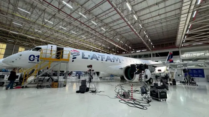 Número “01” diferencia a primeira unidade do Embraer E195-E2 preparada para integrar a frota da Latam Brasil. Crédito: Divulgação/Latam Número “01” diferencia a primeira unidade do Embraer E195-E2 preparada para integrar a frota da Latam Brasil. Crédito: Divulgação/Latam