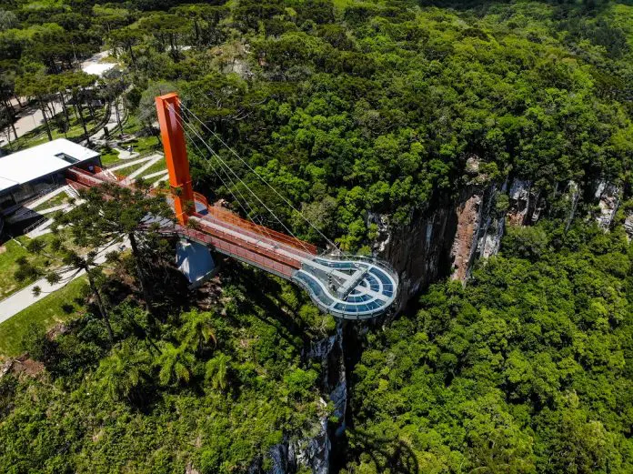 Skyglass Canela, a maior plataforma de vidro da América Latina, se destaca como um dos principais pontos turísticos da região Skyglass Canela, a maior plataforma de vidro da América Latina, se destaca como um dos principais pontos turísticos da região