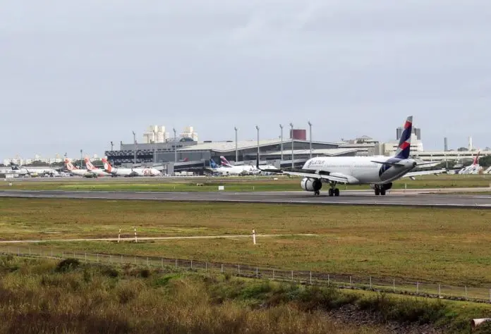 Aeroporto de Porto Alegre registrou 15 atrasos e seis cancelamentos até as 9h após restrições provocadas pela baixa visibilidade. Crédito: Divulgação/Fraport Brasil
