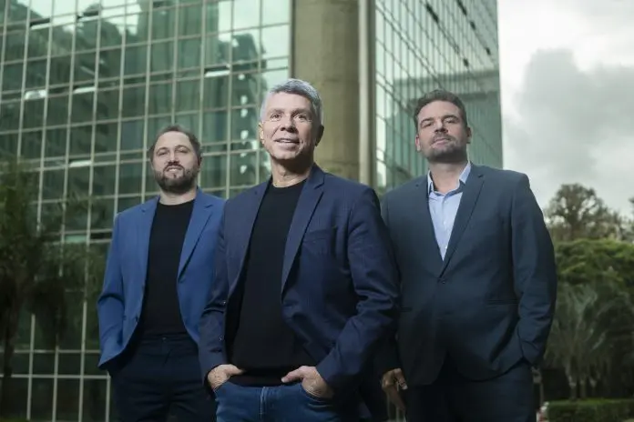 Beto Caputo entre Gabriel Fumagalli e Paulo Mélega, Crédito: Divulgação/Rogério Vieira