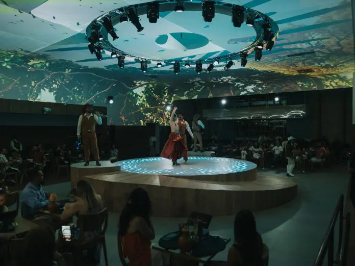 Rio Quente Resorts estreia Atto Dinner Show, com espetáculo, gastronomia autoral e referências à cultura e ao Cerrado goiano. Crédito: Divulgação