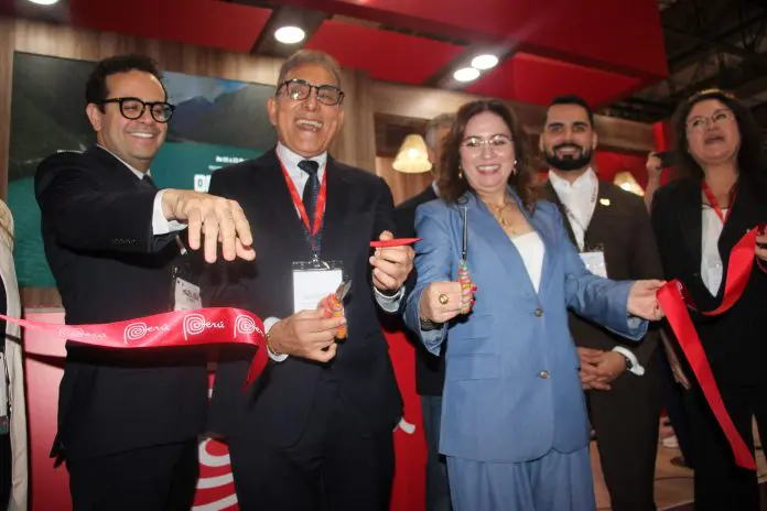 Autoridades presentes no estande do Perú cortam a fita e dão início simbólico à Peru Week. Crédito: Maurício Herschander/ Brasilturis