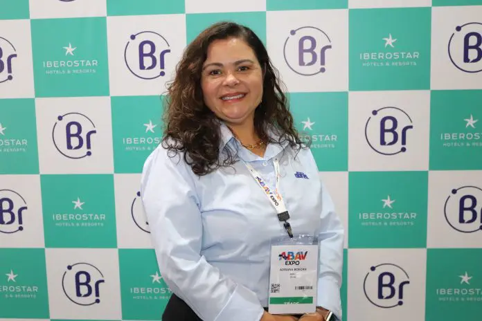 Adriana Boeckh, diretora de Marketing e Comunicação da Abreu, detalha novidades da operadora durante a Abav Expo 2026. Crédito: Kamilla Alves/Brasilturis Adriana Boeckh, diretora de Marketing e Comunicação da Abreu, detalha novidades da operadora durante a Abav Expo 2026. Crédito: Kamilla Alves/Brasilturis