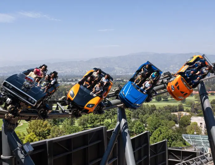Nova montanha-russa utiliza quatro veículos inspirados na franquia, com rotação de até 360 graus e experiências diferentes durante o percurso. Crédito: Divulgação/Universal Studios Hollywood