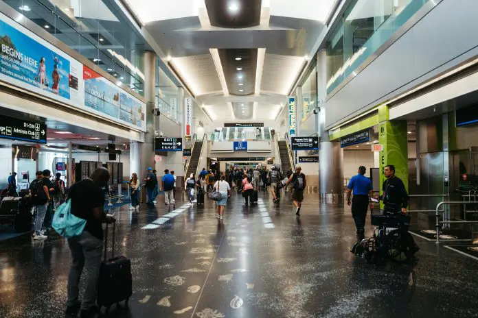 Acidente com cargueiro da Amazon Air provoca atrasos de até quatro horas e mantém restrições no Aeroporto de Miami.
