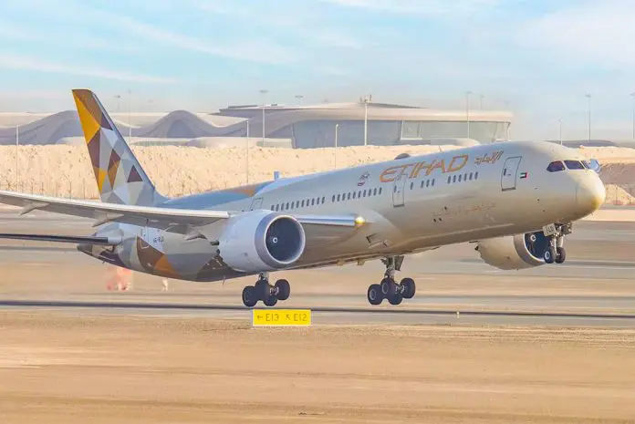Parceria prevê avaliar conexão entre o Aeroporto Internacional Zayed e a rede ferroviária, além de futuras reservas combinadas de avião e trem. Crédito: Divulgação/Etihad Airways