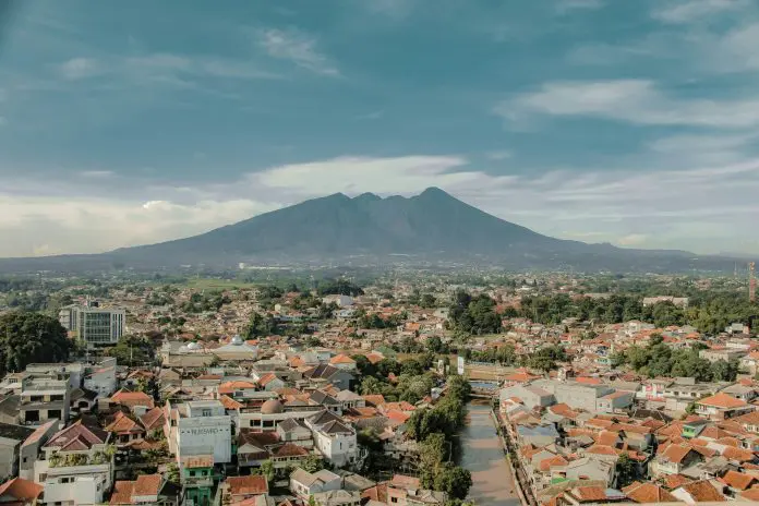 Aeroportos de Jacarta retomam voos após dois dias de fechamento por cinzas vulcânicas, que afetaram quase 3 mil operações. Crédito: Fasyah Halim/ Unsplash