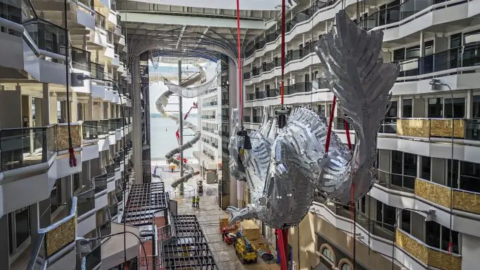Msc World Asia recebe escultura de dragão de 12 metros antes de iniciar, em dezembro, seus cruzeiros pelo Mediterrâneo. Crédito: Divulgação