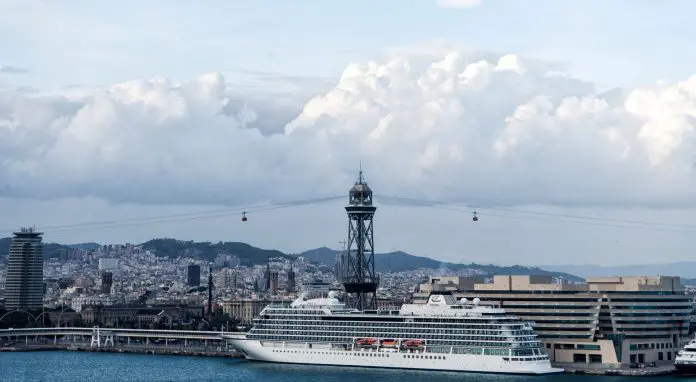 Taxa aplicada aos cruzeiristas em escala passará de € 5 para € 12 em 2027, com novos reajustes anuais previstos até 2030. Crédito: Kao Jimmy/pexels Taxa aplicada aos cruzeiristas em escala passará de € 5 para € 12 em 2027, com novos reajustes anuais previstos até 2030. Crédito: Kao Jimmy/pexels