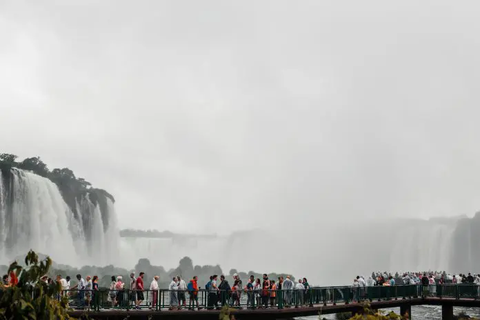 Regras das Cataratas do Iguaçu proíbem ultrapassar ou subir nos guarda-corpos, inclusive para recuperar objetos que tenham caído. Crédito: Manoel Paulo/Pexels