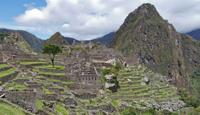 Alta temporada de 2026 permite até 5,6 mil visitantes diários em Machu Picchu, com acessos organizados por horários e circuitos. Crédito: Tom D'Arby/pexels