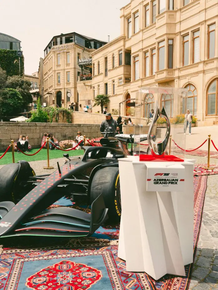 Azerbaijão facilita vistos na chegada para turistas com ingressos do GP de Fórmula 1 e busca ampliar estadias no destino.