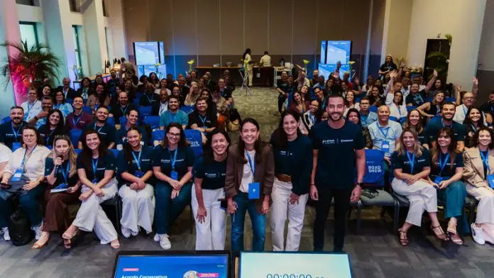Encontro da Latam no Rio de Janeiro reuniu mais de 100 agentes e gestores de viagens para apresentar a expansão da malha com o Embraer E195-E2. Crédito: Divulgação/Latam