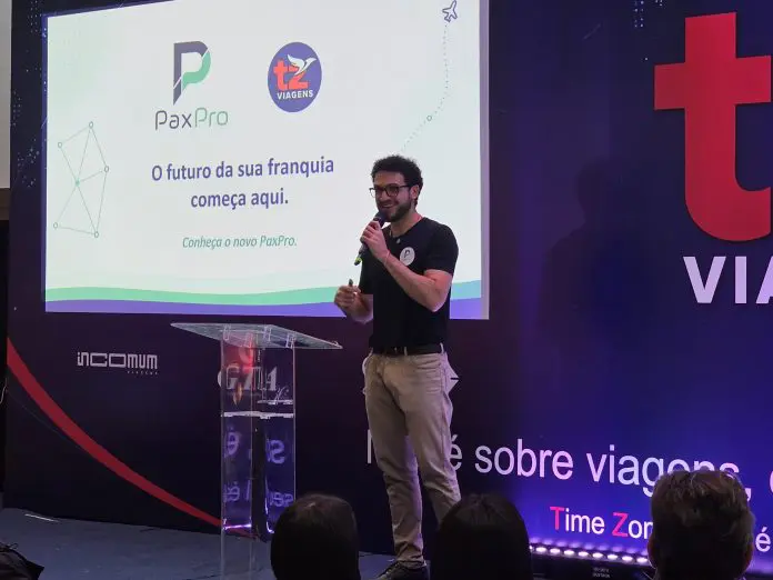 Gustavo Rodrigues, analista de Desenvolvimento de Sistemas da Coimbra Informática, apresenta novas funcionalidades da PaxPro durante a Convenção TZ Viagens 2026 Crédito: Kamilla Alves/Brasilturis Gustavo Rodrigues, analista de Desenvolvimento de Sistemas da Coimbra Informática, apresenta novas funcionalidades da PaxPro durante a Convenção TZ Viagens 2026 Crédito: Kamilla Alves/Brasilturis