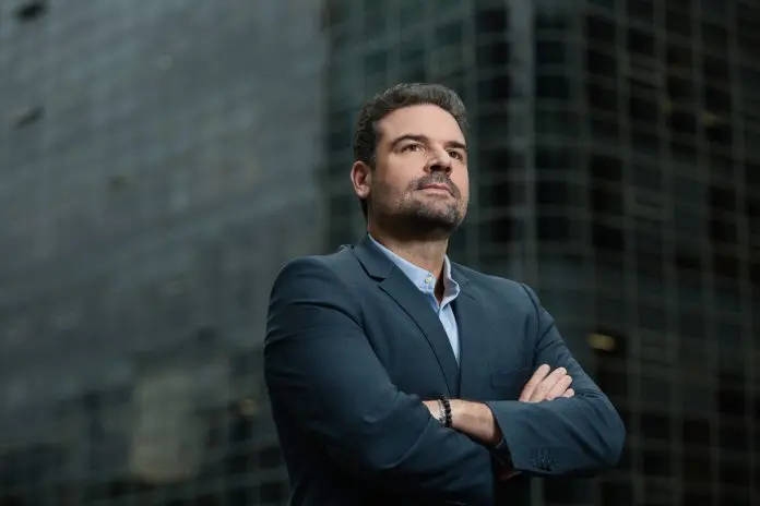 Fim da escala 6x1 mobiliza empresas de turismo; hotéis avaliam custos, enquanto experiência com 5x2 reduz rotatividade.