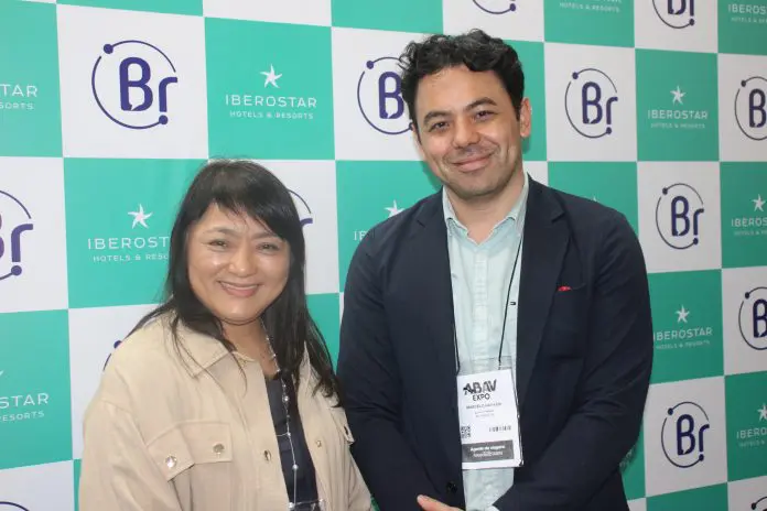 Matie Koshoji, diretora de Lazer e Grupos, da Quickly Travel, e Marcelo Hayashi, gestor de Vendas Corporativo da Quickly Travel. Crédito: Maurício HErschander/ Brasilturis