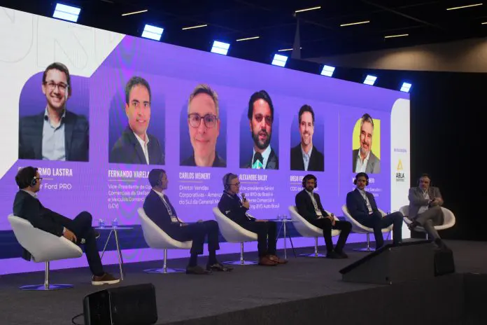 Guillermo Lastra, director Ford PRO Latam, Fernando Varela, vice-Presidente de Operações Comerciais da Stellantis Brasil e Veículos Comerciais Leves (LCV) para a América do Sul, Carlos Meinert, diretor Vendas Corporativas - América do Sul da General Motors, Alexandre Baldy, vice-presidente Sênior Grupo BYD do Brasil e Presidente Comercial e Marketing BYD Auto Brasil, Diego Fernandes, COO da GWM Brasil, e Milad Kalume Neto, Sócio e Diretor Executivo da K.LUME Consultoria. Crédito: Maurício Herschander/ Brasilturis
