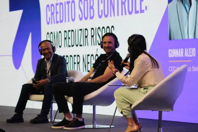 Gunnar Alejo, CEO do Banco Stellantis, João Costa, Founder & CEO da Zarv, e Francine Evelyn, diretora Executiva da Abla. Crédito: Maurício Herschander/ Brasilturis