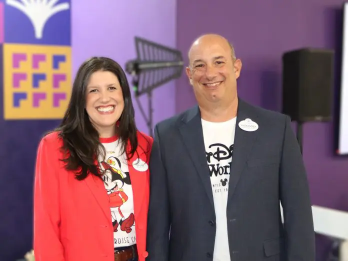 Bruna Bertozzo, gerente de Estratégia de Treinamento da Disney Destinations, e Alexander Haim, gerente sênior de Vendas da Disney Destinations no Brasil. Crédito: Kamilla Alves/Brasilturis