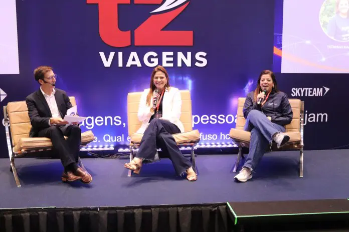 Tathiana Martins, coordenadora Comercial da Azul Viagens, e Priscilla Godoy, gerente Comercial, falam sobre voos dedicados, benefícios comerciais e oportunidades para agências multimarcas. Crédito: Kamilla Alves/Brasilturis