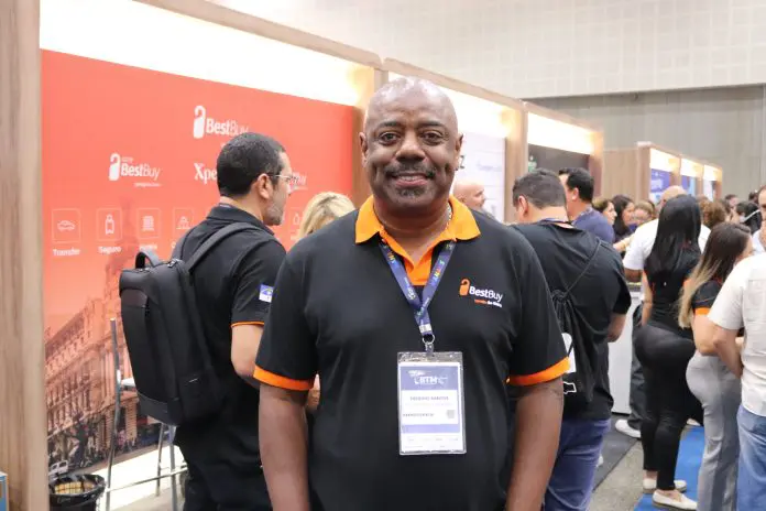 Esequiel Santos, gestor de vendas corporativas da Best Buy, destaca crescimento de 31% nas vendas da operadora no Nordeste. Crédito: Kamilla Alves/Brasilturis