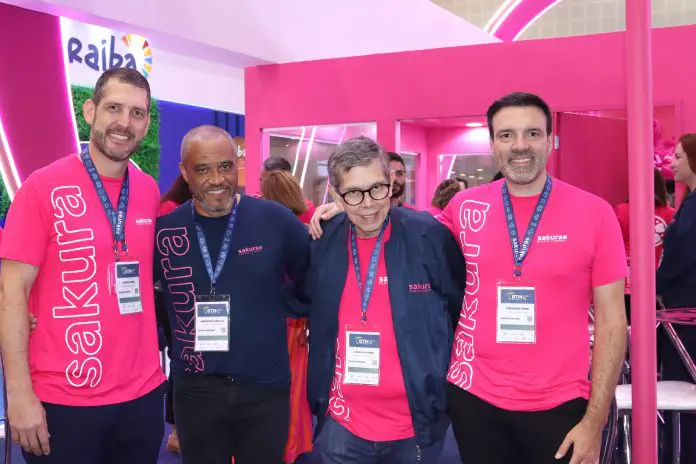 Jorge Marins, gerente executivo de Vendas para o Nordeste e Centro-Oeste; Emerson Cardoso, diretor de Atendimento; Cássio Oliveira, diretor Comercial; e Fernando Lermi, diretor de Vendas da Sakura, durante o BTM 2026. Crédito: Kamilla Alves/Brasilturis Jorge Marins, gerente executivo de Vendas para o Nordeste e Centro-Oeste; Emerson Cardoso, diretor de Atendimento; Cássio Oliveira, diretor Comercial; e Fernando Lermi, diretor de Vendas da Sakura, durante o BTM 2026. Crédito: Kamilla Alves/Brasilturis