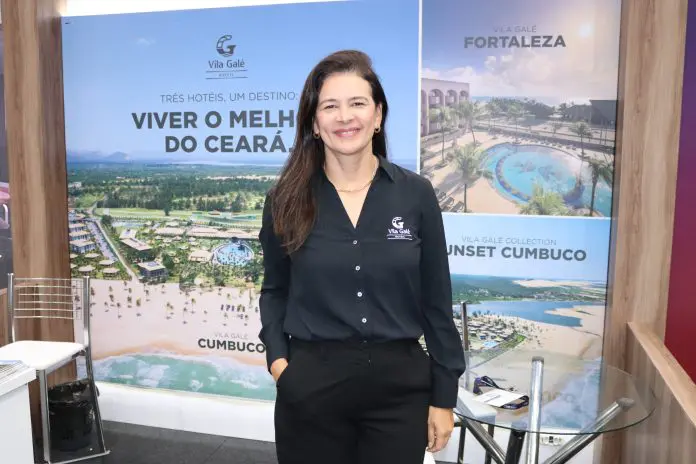 Lilian Santos, gerente de Vendas da Vila Galé, apresenta novas unidades da rede em São Luís e Pernambuco durante o BTM 2026. Crédito: Kamilla Alves/Brasilturis