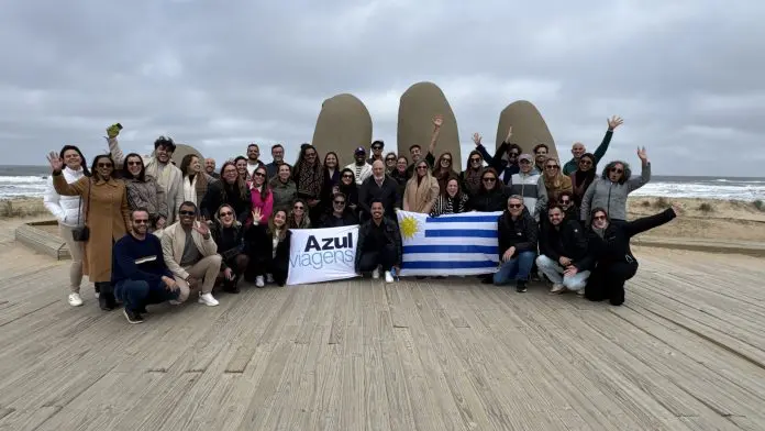 Grupo participante da primeira edição do Agente Ta On na Estrada Internacional em um dos principais cartões postais de Punta de Este, intitulada La Mano