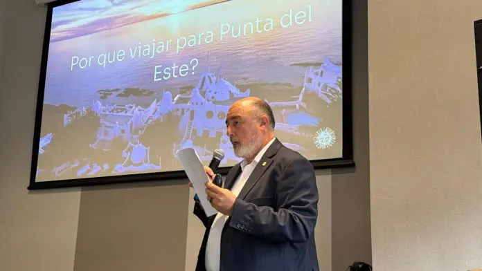 Edgar Silveira, diretor-geral do Departamento de Turismo de Maldonado, durante apresentação de Punta Del Este na edição internacional do Agente Ta On na Estrada, promovido pela Azul Viagens. Crédito: Felipe Lima/Brasilturis