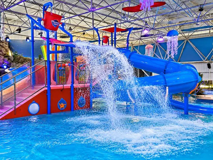 A estrutura do Aqualume conta com brinquedos aquáticos e um sistema de balde que despeja água sobre os visitantes A estrutura do Aqualume conta com brinquedos aquáticos e um sistema de balde que despeja água sobre os visitantes