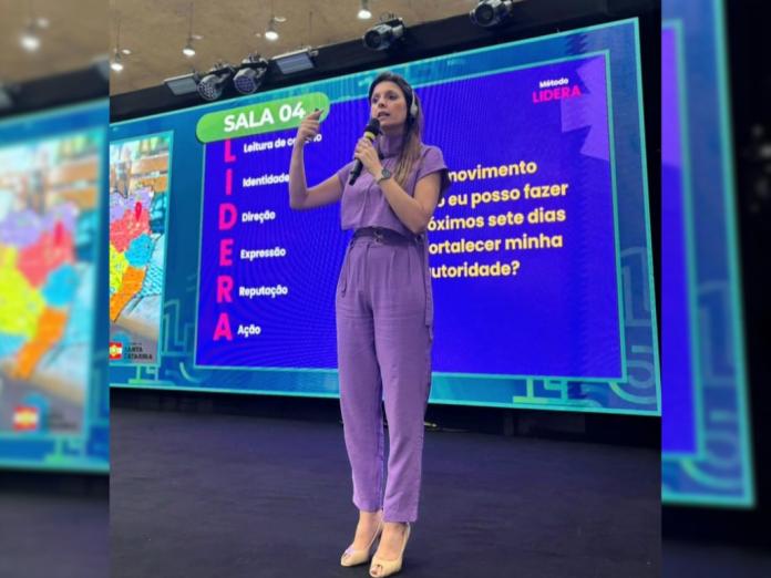Thais Medina, fundadora e CEO da Business Factory, aborda posicionamento e construção de autoridade profissional durante palestra no BTM 2026. Crédito: Divulgação/Business Factory