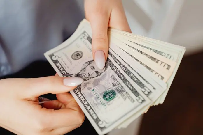 Dólar comercial iniciou a sessão desta quarta-feira (7) negociado abaixo de R$ 5 Crédito: Crédito: KarolaG/Pexels