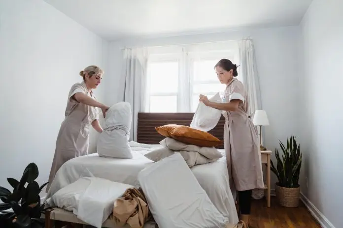 Entidades representativas da hotelaria, resorts e parques turísticos defendem medidas compensatórias diante da proposta de redução da jornada de trabalho. Crédito: Liliana Drew/pexels Entidades representativas da hotelaria, resorts e parques turísticos defendem medidas compensatórias diante da proposta de redução da jornada de trabalho. Crédito: Liliana Drew/pexels
