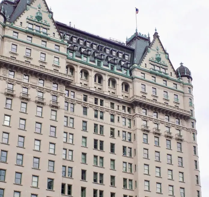 The Plaza Hotel, ícone da hotelaria de Nova York, fechará em janeiro de 2027 para restauração de sua fachada por quatro anos.