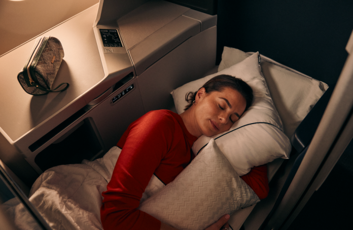 Delta Air Lines apresenta reformulação da cabine Delta One, com novidades em gastronomia, serviços de bordo e opções de descanso. Crédito: Divulgação/Delta Air Lines