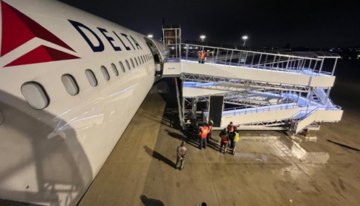 Estrutura coberta permite percurso entre o transporte terrestre e a aeronave durante operações remotas da Delta em Guarulhos. Crédito: Divulgação/Delta Air Lines