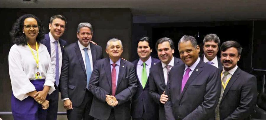 Jurema Monteiro e Renato Rabelo, da ABEAR, parabenizam congressistas no plenário da Câmara dos Deputados. Deputados da esquerda para direita: Felipe Carreras (PSB/PE); Arthur Lira (PP/AL), presidente da Câmara; José Guimarães (PT/CE), relator da MP 1.147; André Fufuca (PP/MA); Isnaldo Bulhoes (MDB/AL); Antônio Brito (PSD/BA) e Guilherme Uchoa (PSB/PE) (Foto: Chico Ferreira/Câmara)