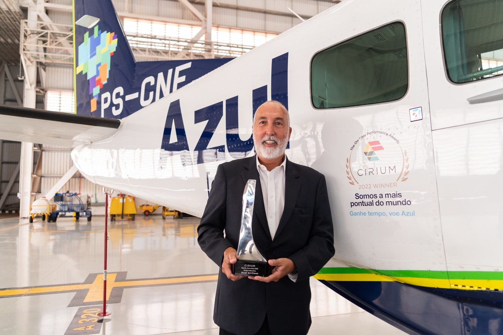 Flavio Costa, vice-presidente Técnico da Azul ao lado da aeronave Cessna Grand Caravan adesivada com o título de Companhia Aérea mais pontual do mundo. _Fotografo Guilherme Mion_