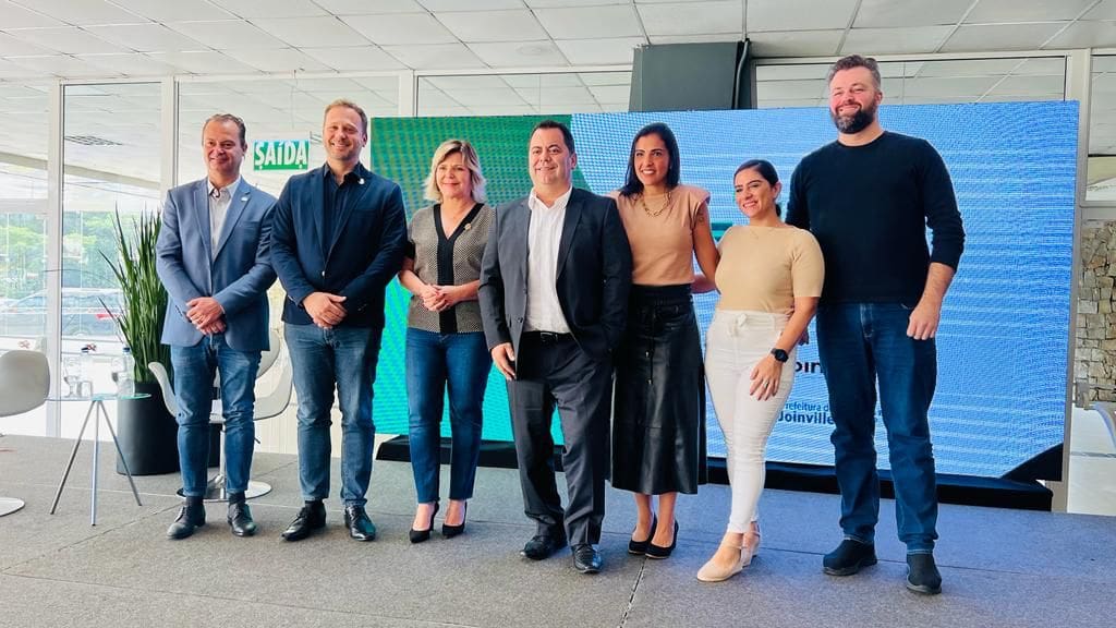 Evandro Neiva (secretário de Turismo de Santa Catarina), Adriano Silva (prefeito de Joinville), Rejane Gambin (vice-prefeita), Giuliano de Mello (presidente do Joinville e Região Convention & Visitors Bureau), Marjori Schroeder (sócia-diretora da Imaginadora), Luana D’Arienzo (executiva de contas da Imaginadora para Joinville) e Guilherme Gassenferth (secretário de Cultura e Turismo de Joinville)