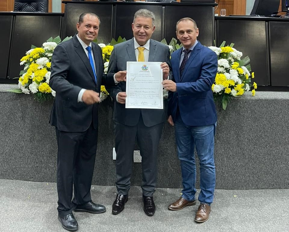 Alexandre Sampaio recebe Título de Cidadão Mato-Grossense do deputado Wilson Santos e do presidente da casa, Eduardo Botelho. Foto: Divulgação