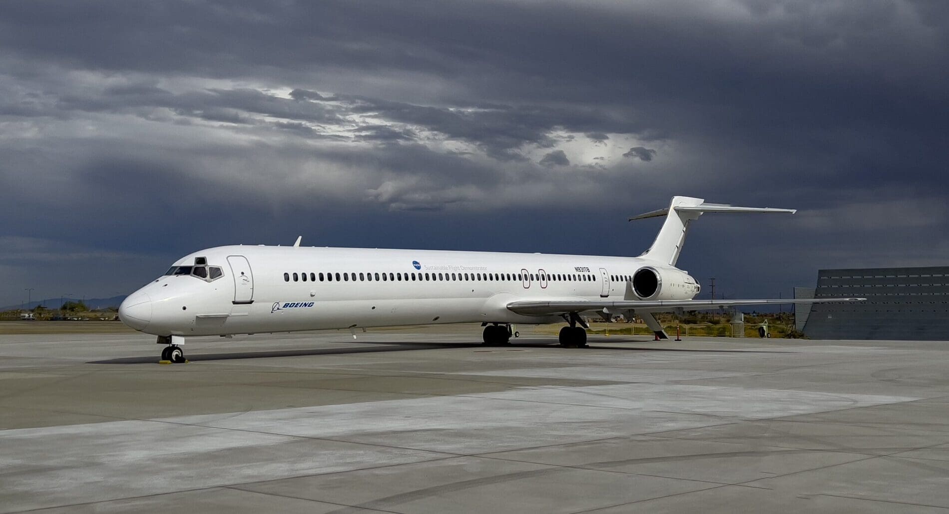 O MD-90 que se tornará o X-66A retratado no site da Boeing em Palmdale, onde será modificado para testar a configuração Transonic Truss-Braced Wing como parte do projeto Demonstrador de Voo Sustentável da NASA. (foto Boeing)